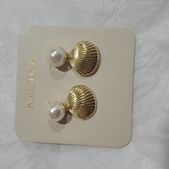Nautica‎ pearl topped seashell fan shaped gold tone stud earrings new - Picture 1 of 9